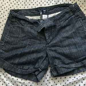 Gap short size 4